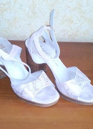 Босоніжки. 38 р. шкіра