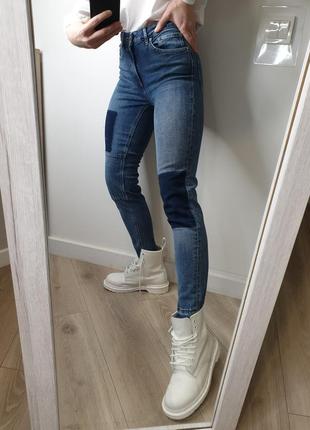 Стильные джинсы скошенные колорблок с высокой посадкой необработанным краем h&amp;m