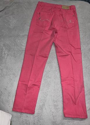 Розовые брюки джинсы