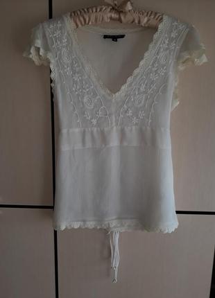 Красива і стильна футболка блуза