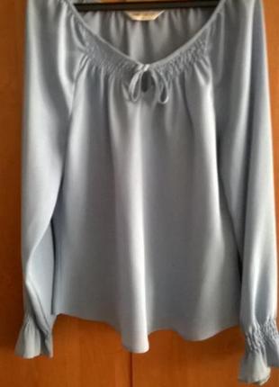 Ніжно-блакитна блузка відомого бренду