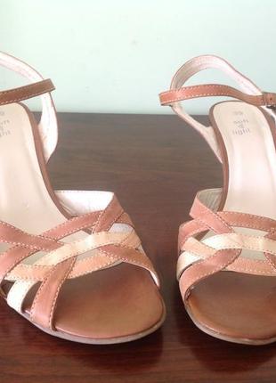 Красивые удобные итальянские босоножки 39р