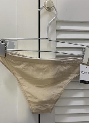 Бесшовные трусики-стринги от calvin klein1 фото