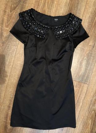 Нарядное красивое чёрное платье с камнями атласное1 фото