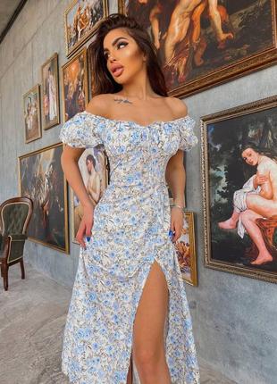 Платье с разрезом в цветочный принт спущенные плечи голубая