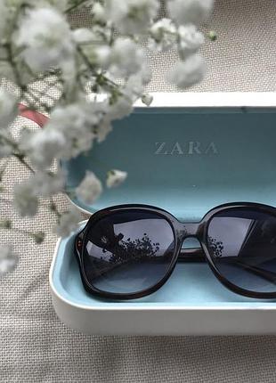 Окуляри в оправі леопардової