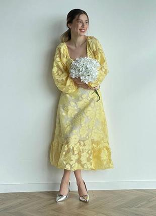 Платье в цветочный принт с корсетом на спинке