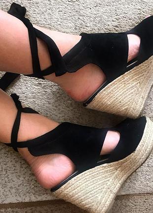 Шикарные босоножки на танкетке италия