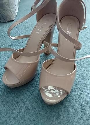 Босоножки бежевые 37