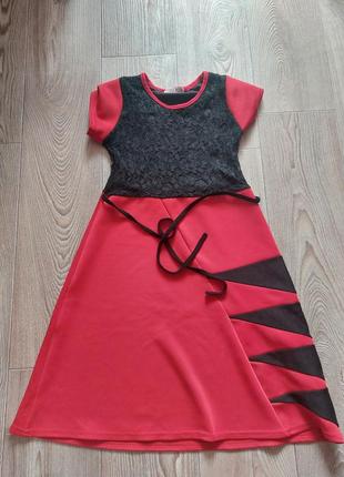 Детское красное платье с черными акцентами