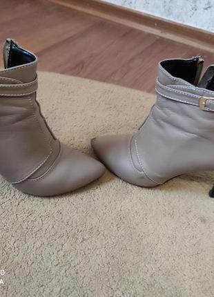 Бежевые ботинки кожаные женские2 фото