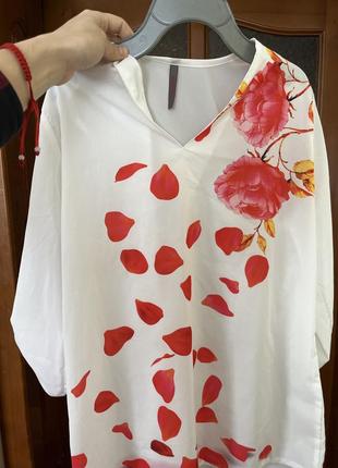 Блуза с цветами лепестками