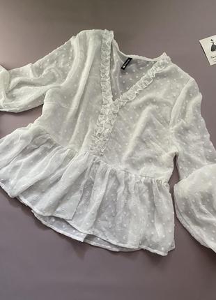 Жіночна біла блуза з рюшами р.м1 фото
