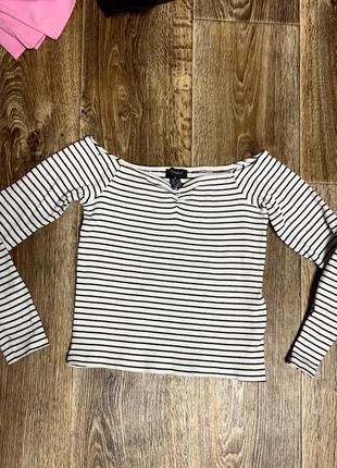 Стильная кофточка с открытыми плечами