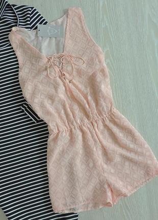 Новый ромпер со шнуровкой вдоль груди