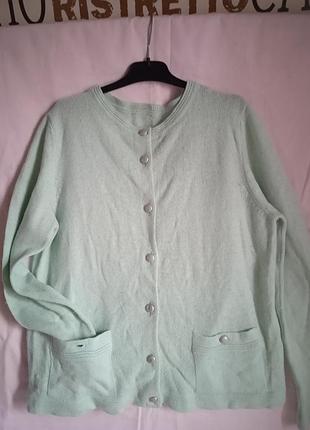 Милая мягкая шерстяная кофточка мятного цвета.