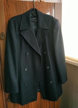 Стильне чоловіче гойдання, легке пальто.