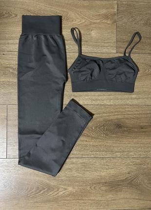 Безшовний комплект лосіни і топ на тонких бретелях графіт
