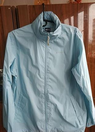 Фірмова куртка.дощовик, що не промокає, повітропроникна.