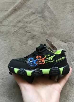 Новые чёрные детские кроссовки на липучках3 фото