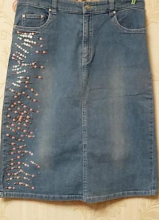 Джинсова спідниця (b- denim) прикрашена паєтками. якраз для року дракона, який любить блиск