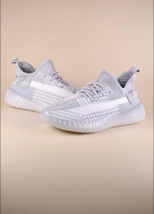 Женские кроссовки yeezy light gray