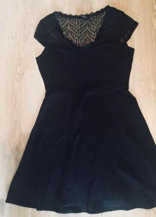 Красивое чёрное платье с кружевом
