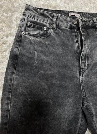 Стильные серые джинсы