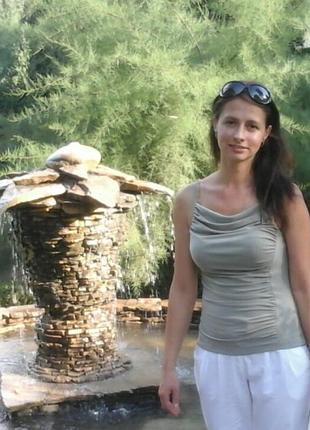 Белые бриджи с оборками ниже колен.