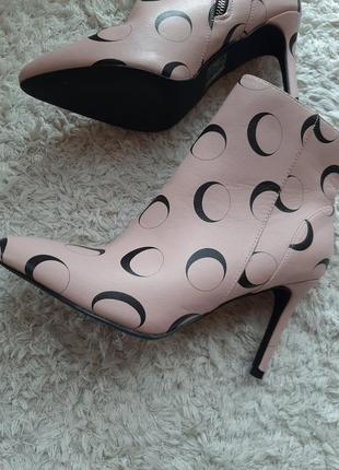 Ботильоны пудровые с принтом месяц