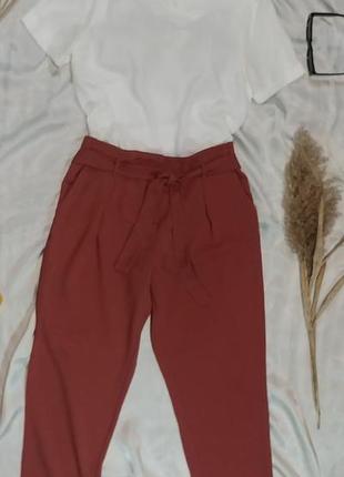 Брюки классические с завышенной талией.