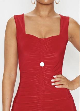 Платье мини красное с квадратным вырезом обтягивающее с собранной тканью по центру ткань масло2 фото