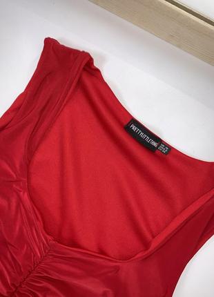 Платье мини красное с квадратным вырезом обтягивающее с собранной тканью по центру ткань масло7 фото