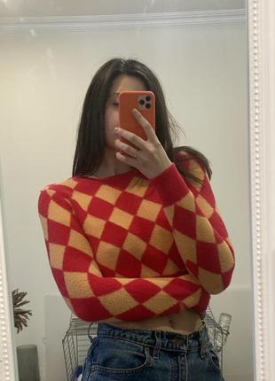 Укорочений яскравий топ з довгим рукавом в ромбики