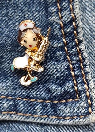 Брошь значок подарок украшение медика со шприцом