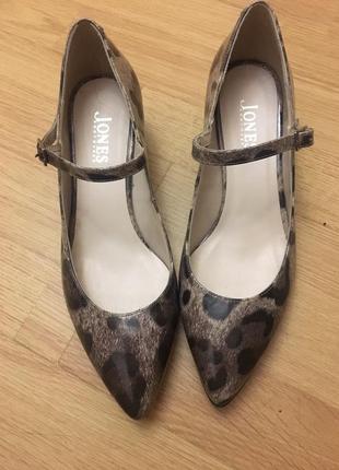 Лакові тигрові кожан туфлі jones 37-37,5
