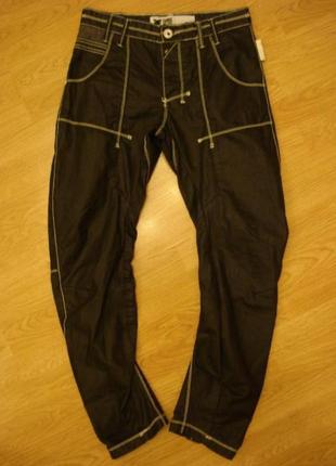 Джинсы с кривыми штанинами