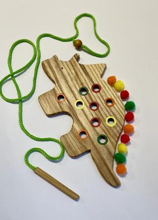 Шнурівка - кольоровий сортер,дерев‘яна іграшка