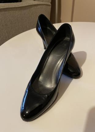 Туфли лакированные на каблуке