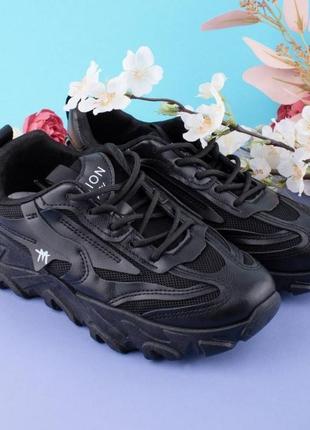 Кросівки з текстильними вставками