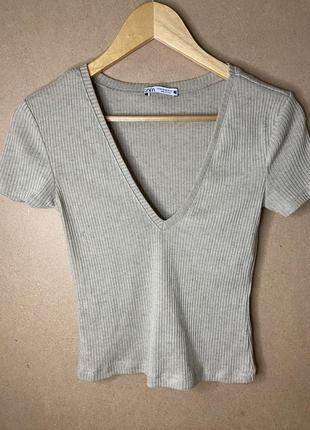 Футболка в рубчик с вырезом от zara