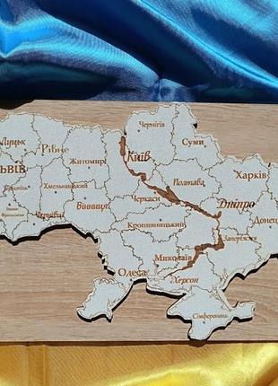Дерев'яна мапа україни з назвами міст. сувенірна мапа україни.