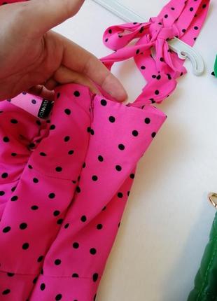 ☘️ сукня довжини міді в горох з розрізом на ніжці яскраво-рожевого кольору фуксія  платье длины м2 фото