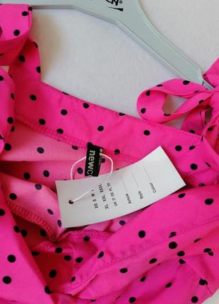 ☘️ сукня довжини міді в горох з розрізом на ніжці яскраво-рожевого кольору фуксія  платье длины м4 фото