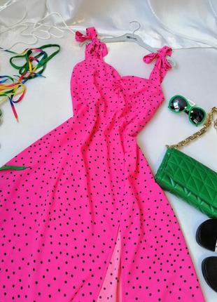 ☘️ сукня довжини міді в горох з розрізом на ніжці яскраво-рожевого кольору фуксія  платье длины м6 фото