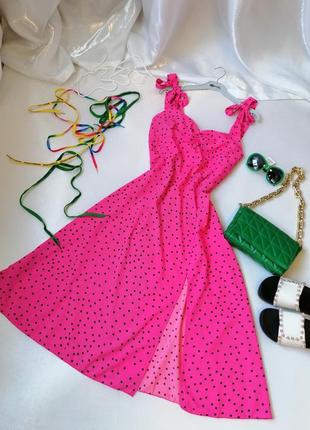 ☘️ сукня довжини міді в горох з розрізом на ніжці яскраво-рожевого кольору фуксія  платье длины м7 фото