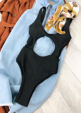 Крутой купальник с вырезами
