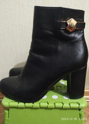 Кожаные демисезонные женские ботинки 39 размер