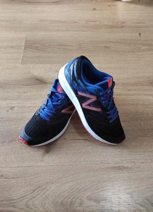 Кросівки чоловічі фірми new balance.