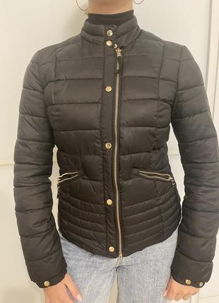 Дутая легкая куртка весенняя bershka укороченная